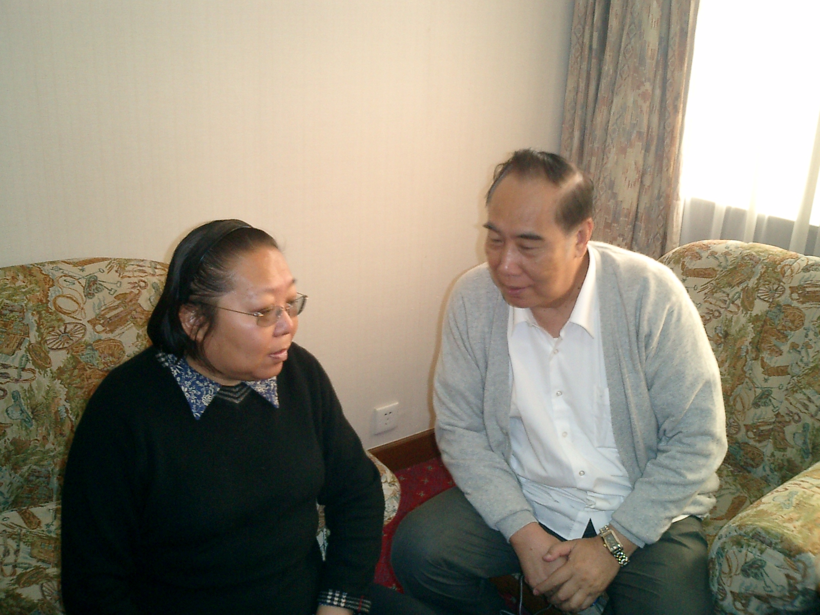 中國(guó)女醫(yī)師協(xié)會(huì)副會(huì)長(zhǎng)李紫陽(yáng)和岑烈芳教授交談