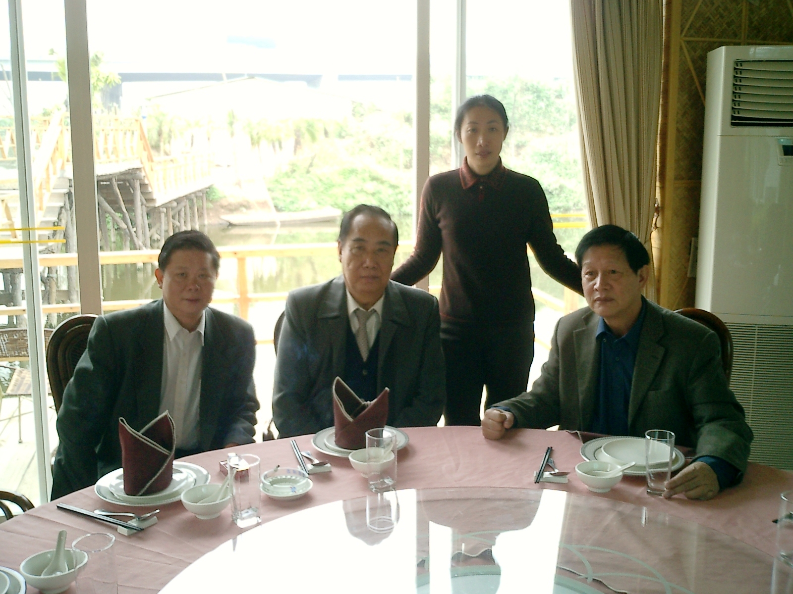 廣東省中醫(yī)藥亞健康專業(yè)委員會(huì)原主任、廣東省中醫(yī)藥學(xué)會(huì)原副會(huì)長(zhǎng)鄺日建教授（右一）岑烈芳教授合影